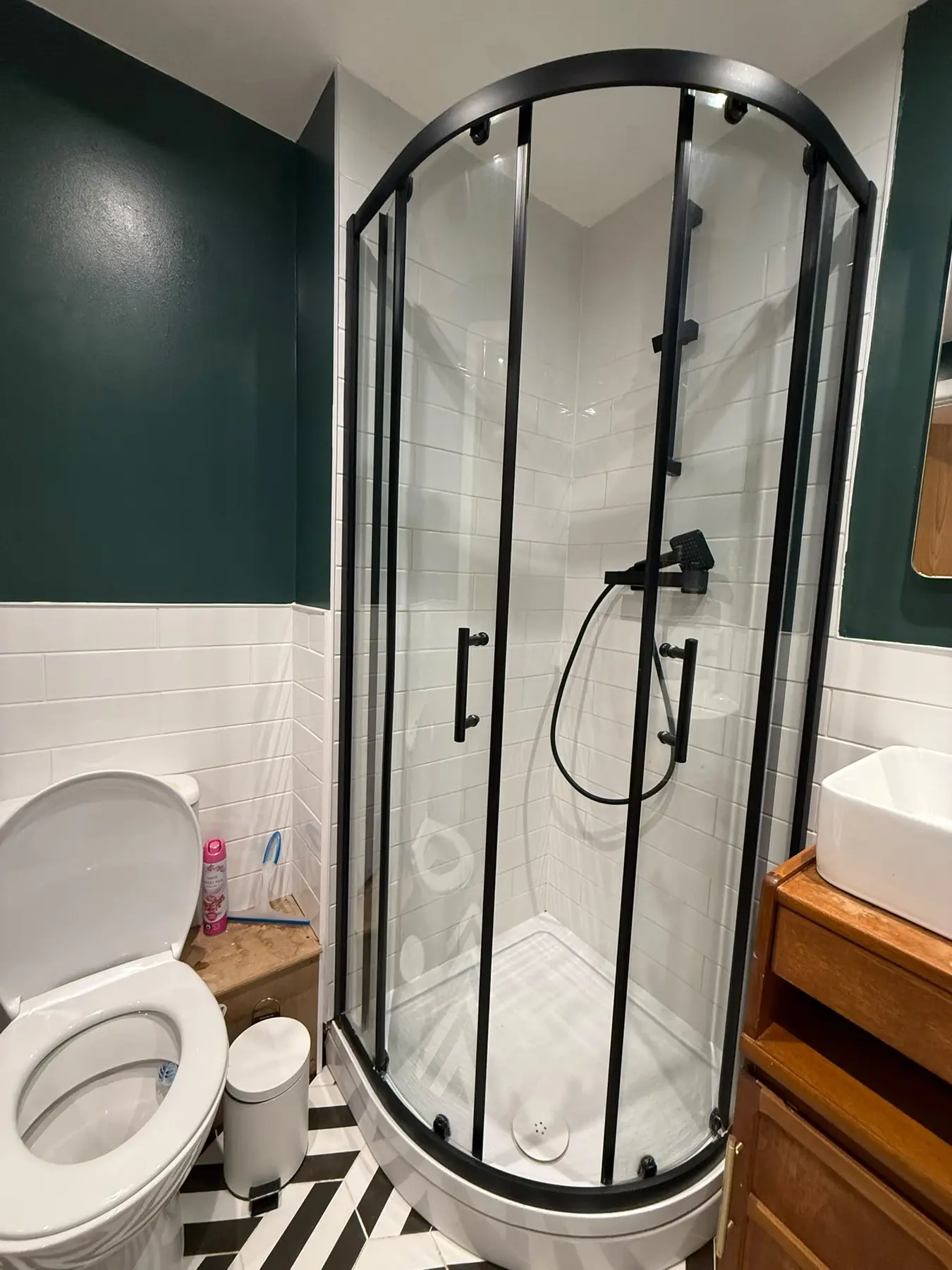 Shower enclosure after cleaning